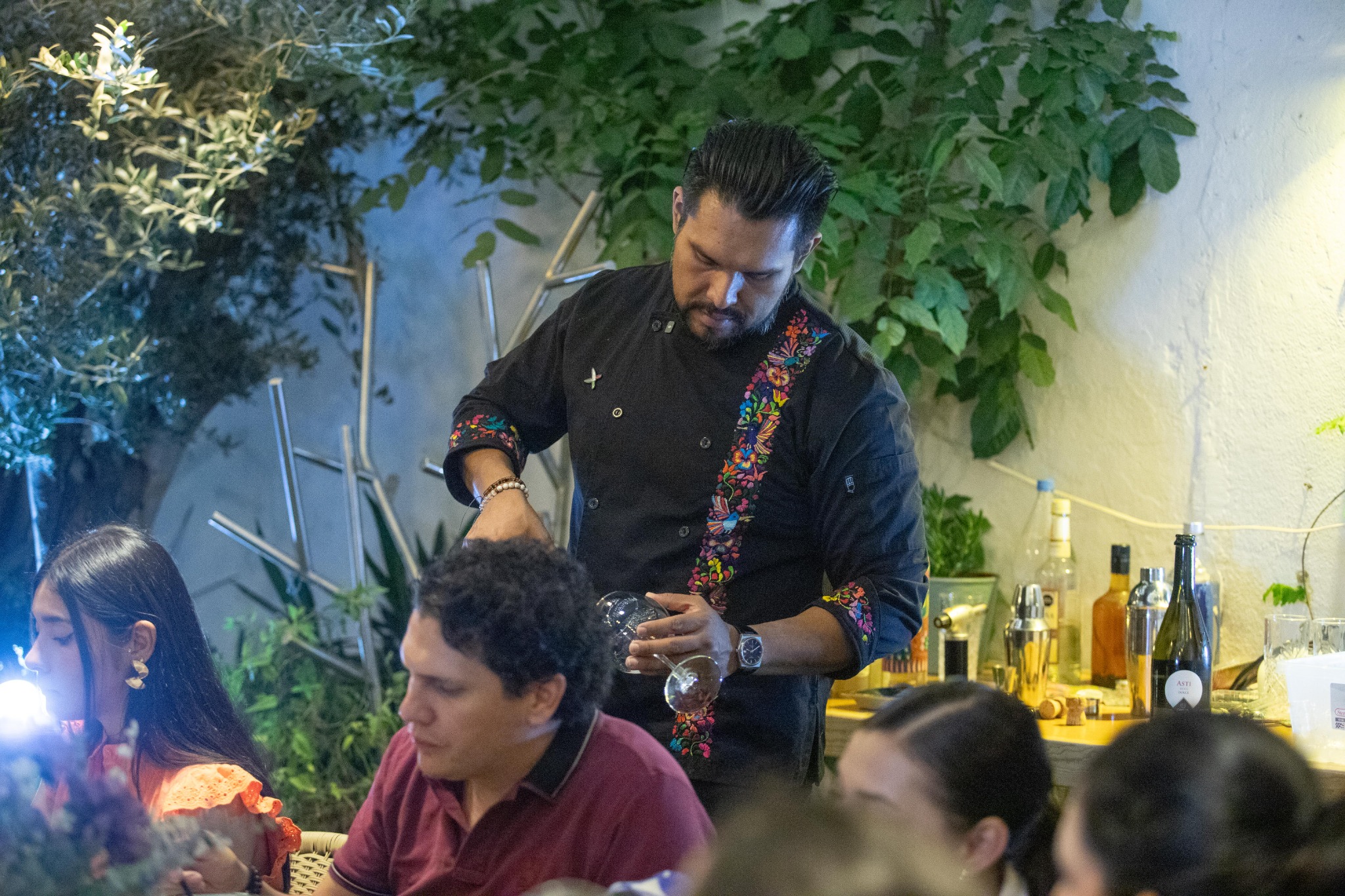 Chef sirviendo durante una experiencia gastronómica