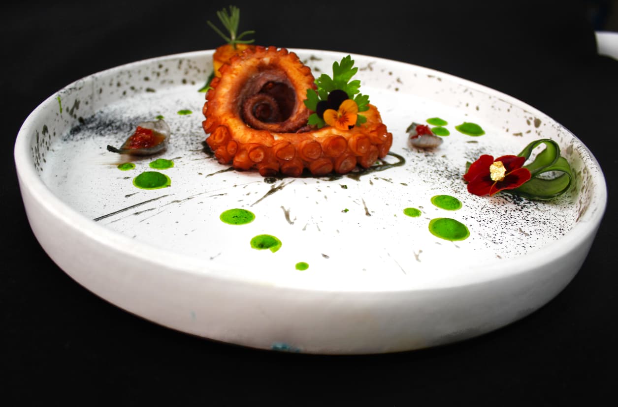 Pulpo en plato blanco